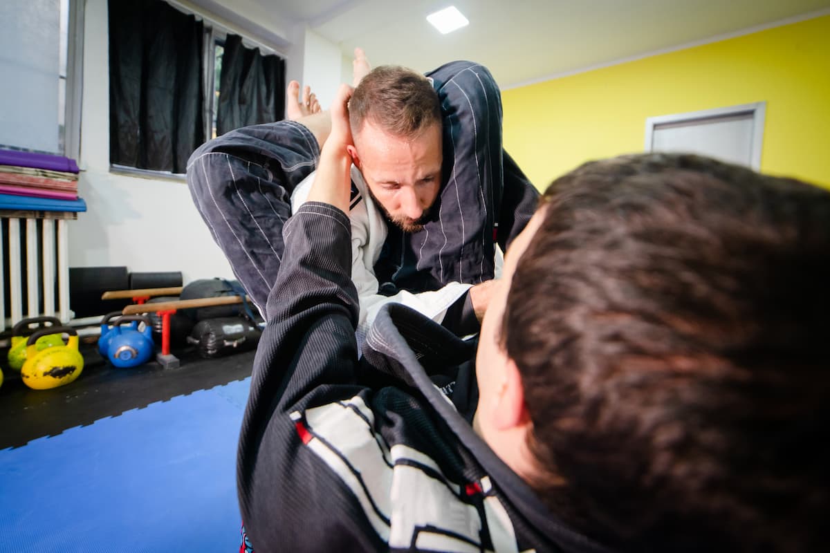 Qui a créé le jiu jitsu japonais : origines et transmission d’un art ancestral